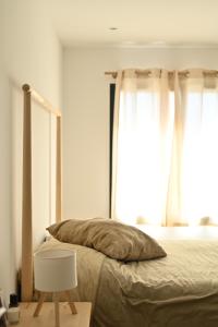 una camera da letto con un letto con un cuscino e una finestra di Modern and bright vacation home a Bormes-les-Mimosas Altre 5 foto