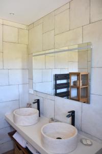 2 lavandini in un bagno con specchio di Modern and bright vacation home a Bormes-les-Mimosas