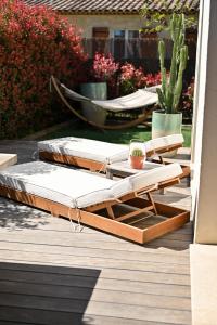 un paio di letti adagiati su un ponte di Modern and bright vacation home a Bormes-les-Mimosas