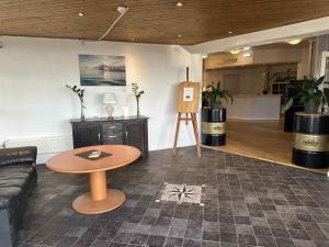 a living room with a couch and a table at Burning Bridge Motell & Vandrarhem in Götene