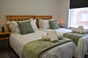two twin beds in a room with a window at Luxury 2 bed York Retreat - Townhouse 3 - 1 on york in George +25 photos