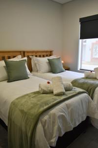 two beds sitting next to each other in a room at Luxury 2 bed York Retreat - Townhouse 3 - 1 on york in George