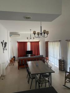 a living room with a table and a couch at Casa Quinta Abuelo Gordo in San Pedro