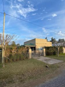 a building with a fence in front of a yard at Casa Quinta Abuelo Gordo in San Pedro +8 photos