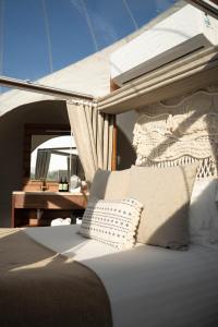 a bed on a boat with a table in the background at Campera Valle de Guadalupe in Ensenada