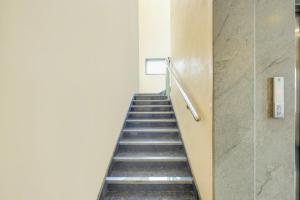 una scala in un edificio con ringhiera di Super Townhouse Visakhapatnam a Visakhapatnam Altre 21 foto