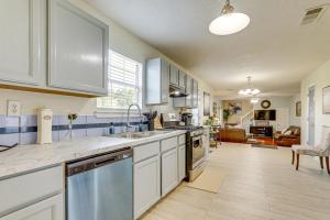 eine Küche mit weißen Schränken und ein Esszimmer in der Unterkunft Spacious Home with Patio 8 Mi to Dtwn Decatur in Decatur
