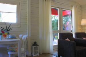 a living room with a table and a window at Vakantiewoning Hegga in Hegelsom