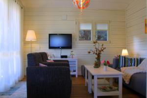 a living room with two chairs and a tv at Vakantiewoning Hegga in Hegelsom