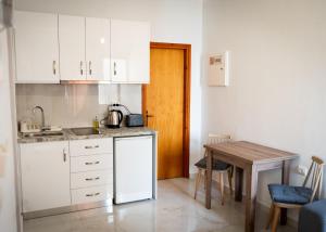 Kuchyň nebo kuchyňský kout v ubytování By The Sea Apartments