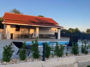 a house with a patio and a swimming pool at POOl HOUSE BRUNO in Nin