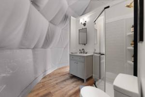 ein weißes Badezimmer mit Waschbecken und Spiegel in der Unterkunft "Bluegrass Bluff" - The Overlook LUX Dome - RRG in Stanton + 10 Fotos