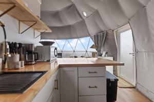 eine Küche mit einem Zelt mit Arbeitsplatte in der Unterkunft "Bluegrass Bluff" - The Overlook LUX Dome - RRG in Stanton