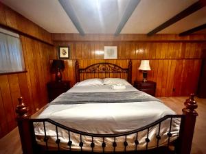 バンクーバーにあるSpacious place Close to UBC -1の木製の壁のベッドルーム1室(大型ベッド1台付)