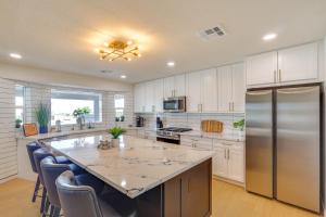 Η κουζίνα ή μικρή κουζίνα στο 2 Mi to Windsor Beach! Updated, Sleek Family Home