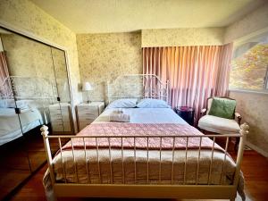 バンクーバーにあるSpacious place Close to UBC -1のベッドと椅子と窓のある寝室