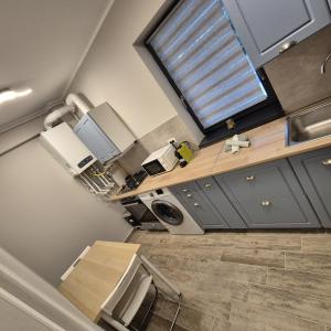 an overhead view of a kitchen with a window at Studio Palaz in Constanţa
