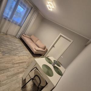 a living room with a couch and a table at Studio Palaz in Constanţa