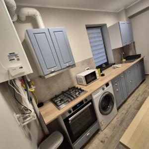 a kitchen with a stove and a microwave at Studio Palaz in Constanţa