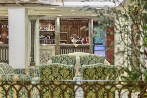 A seating area at BV Grand Hotel Assisi