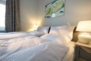 シュヴェリーンにあるAm Schlossparkcenter - ABC362のベッドルーム1室(白いシーツとランプ付きのベッド2台付) +25枚の写真