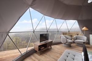 Χώρος καθιστικού στο "Cloud Chaser" - The Overlook LUX Dome - RRG