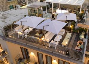 een luchtfoto van een balkon met parasols bij Hotel Sorrento City in Sorrento