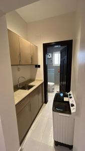 Kuchyň nebo kuchyňský kout v ubytování نزل الدار للغرف الفاخره