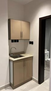 Kuchyň nebo kuchyňský kout v ubytování نزل الدار للغرف الفاخره + 12 fotografií