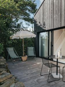 A balcony or terrace at Tiny House d'exception au bord de mer