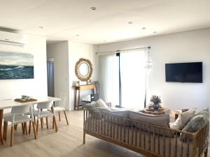 ein Wohnzimmer mit Sofa und Tisch in der Unterkunft Casa Laura - Casa en Chapa zona Cruz del Sur para 5 PAX - Hola Sur in Chapadmalal