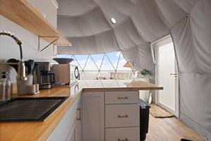 Η κουζίνα ή μικρή κουζίνα στο "Hickory Heights" - The Overlook LUX Dome - RRG