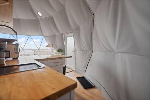 Η κουζίνα ή μικρή κουζίνα στο "Hickory Heights" - The Overlook LUX Dome - RRG +17 φωτογραφίες