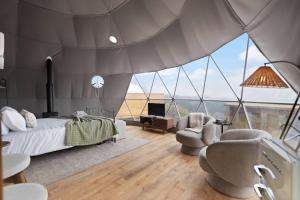 Χώρος καθιστικού στο "Hickory Heights" - The Overlook LUX Dome - RRG