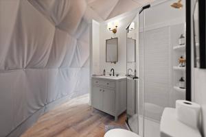 Ένα μπάνιο στο "Hickory Heights" - The Overlook LUX Dome - RRG