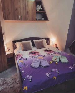Rúm í herbergi á Apartman Sofija Divcibare +16 myndir