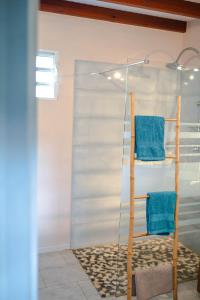 a room with two bunk beds with blue towels at Evasion tropicale villa 6 personnes avec piscine in Saint-Louis +14 photos