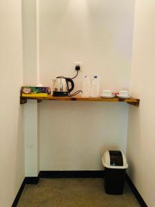 Cette chambre dispose d'une table et d'une bouilloire. dans l'établissement Wild Safari River Cottage udawalawe, à Uda Walawe