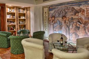 A seating area at BV Grand Hotel Assisi