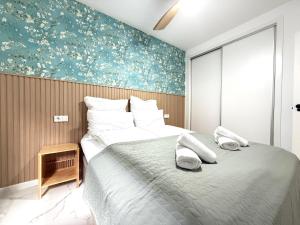 Postel nebo postele na pokoji v ubytování Sunset Beach Apartment - Playa del Cura, 10 meters to Beach, Sea View, Centrally Located, Los Locos + 29 fotografií