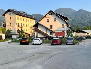 un gruppo di auto parcheggiate davanti a un edificio di Studio Lilly a Bohinj Altre 7 foto
