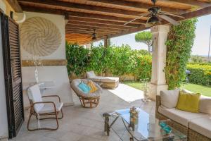 een patio met een bank en een glazen tafel bij Villa 19 in Santa Cesarea Terme