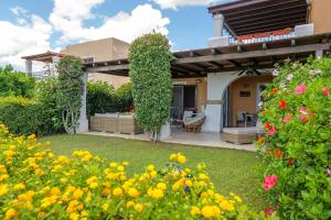 een huis met een tuin met bloemen in de tuin bij Villa 19 in Santa Cesarea Terme