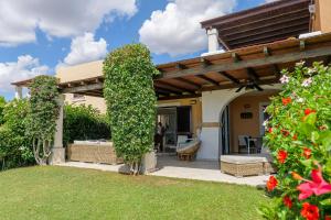 een patio van een huis met een pergola bij Villa 19 in Santa Cesarea Terme