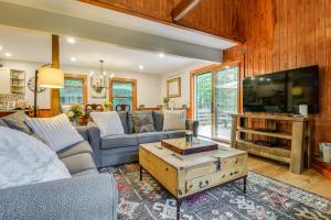 Μια τηλεόραση ή/και κέντρο ψυχαγωγίας στο Honey Paws Inn Wilmington Home 6 Mi to Mount Snow