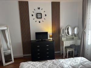 TV a/nebo společenská místnost v ubytování Sweet Stay Central