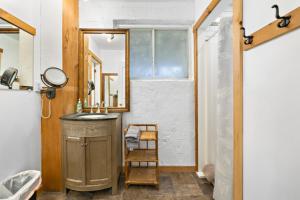 ein Badezimmer mit einem Waschbecken, einer Leiter und einem Spiegel in der Unterkunft Margaritaville - Big Space with Lots of fun and Hot Tub 38R in Blue Mountains + 31 Fotos