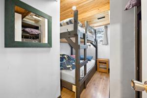 ein Zimmer mit zwei Etagenbetten in einem winzigen Haus in der Unterkunft Margaritaville - Big Space with Lots of fun and Hot Tub 38R in Blue Mountains