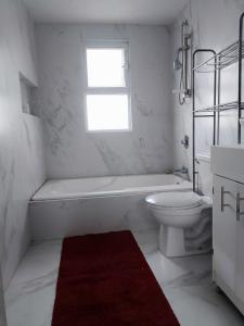 Un baño con bañera, inodoro y ventana. en Vertice, en San Luis Potosí 19 fotos más