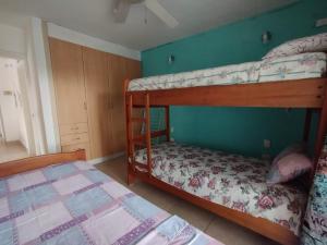 - 2 lits superposés dans une chambre aux murs verts dans l'établissement Dpto PUNTA ARENA ATACAMES, à Atacames 9 autres photos